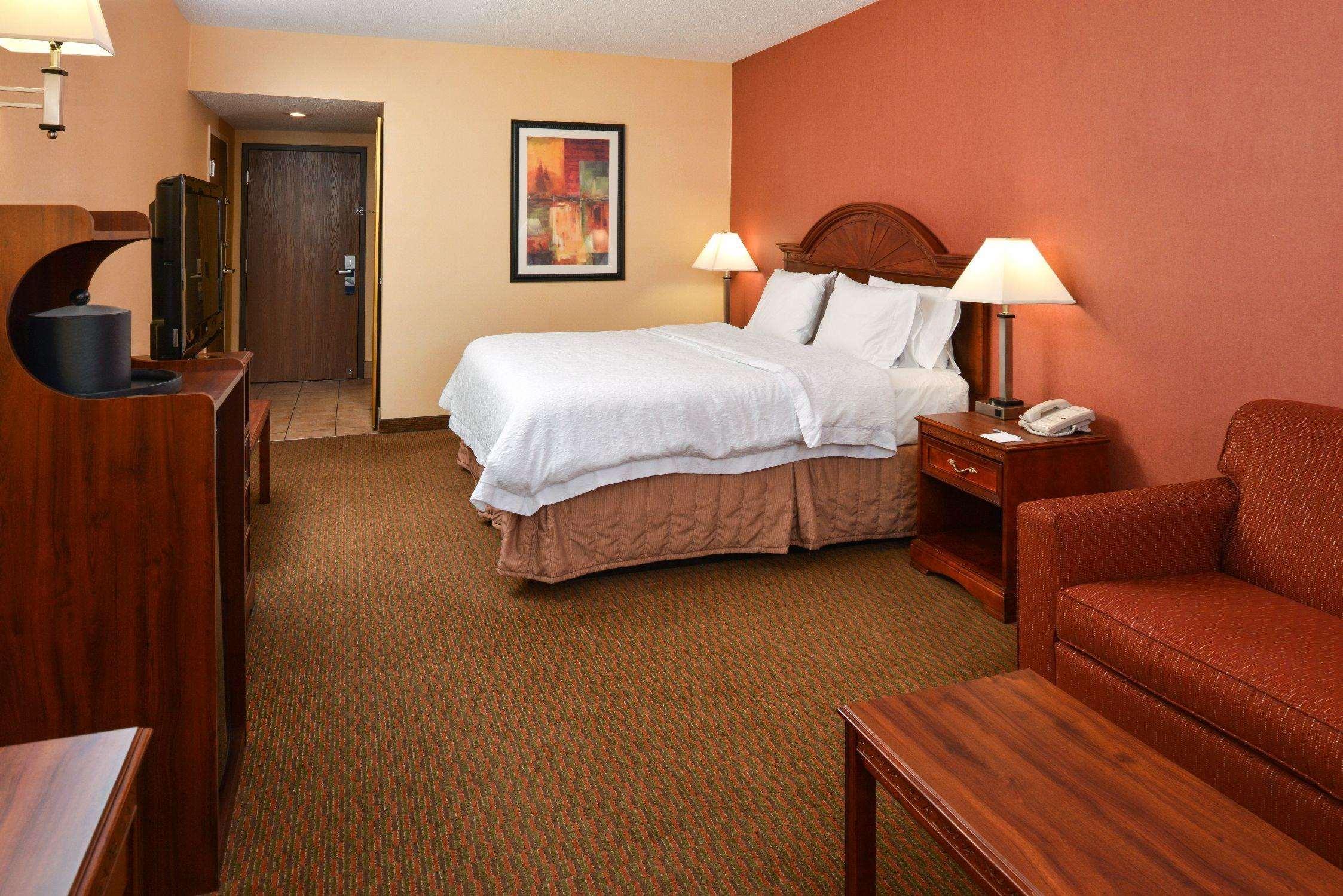 Hampton & Hotel